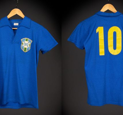 Футболка Пеле з фіналу ЧС-1958 виставлена на аукціон Sotheby's: очікувана ціна та історія легендарного лота